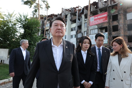 윤석열 당시 대통령과 김건희 여사가 2023년 5월 15일(현지시간) 우크라이나를 전격 방문했다. 이보다 이틀전 김 여사 계좌관리인으로 알려진 이종호 전 블랙펄인베스트먼트 대표는 "삼부 체크"라는 메시지를 남겼다.대