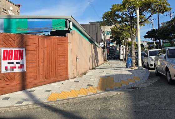 지난 21일 오후 여수시 국가산업단지 인근 무선지구 상가 부지 곳곳에 매매 전단이 붙어 있었다. 무선지구는 한때 여수국가산단 호황기 때 번화가로 활기를 띠었지만, 지금은 임대·매매를 알리는 건물이 즐비한 지역으로 변