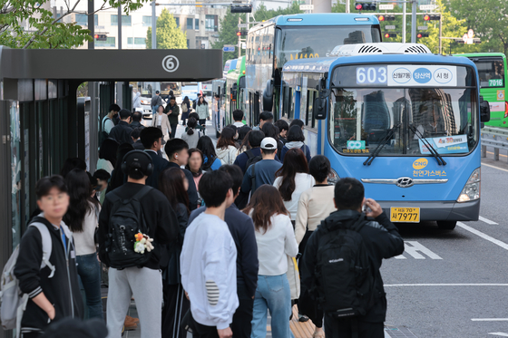 서울 시내버스 노조가 연휴가 끝난 뒤 첫차부터 준법투쟁(준법운행)을 재개한 7일 서울역 앞 버스환승센터 정류장에서 출근길 시민들이 버스에 탑승하고 있다.연합뉴스