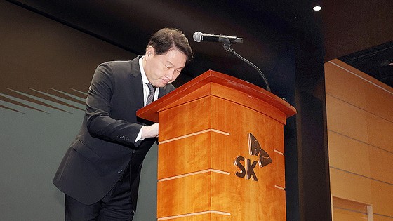 최태원 SK그룹 회장이 7일 서울 중구 SK텔레콤 T타워에서 열린 유심 정보 유출 관련 일일 브리핑에 참석,정보 유출과 관련해 대국민 사과를 하고 있다.연합뉴스