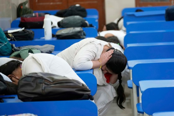2025년 5월 6일 인도 잠무에서 모의 훈련 중 학생들이 귀를 막고 있는 모습.AP=연합뉴스