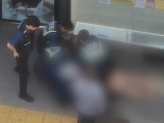 지난 6일 오전 10시 20분쯤 서울 관악구 봉천동 일대를 돌아다니며 가위와 볼펜 등을 휘둘러 시민들을 다치게 한 혐의를 받는 20대 남성이 경찰에 체포된 모습.사진 연합뉴스TV 캡처