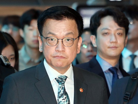 최상목 경제부총리 겸 기획재정부 장관이 지난 4월 22일 오전 인천국제공항에서 한·미 2 2 통상협의(Trade Consultation)와 주요 20개국(G20) 재무장관회의,국제통화금융위원회(IMFC) 참석을 위