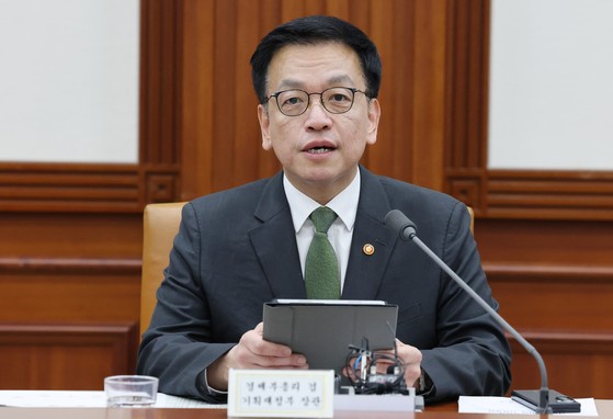 최상목 경제부총리 겸 기획재정부 장관이 1일 오전 서울 종로구 정부서울청사에서 열린 경제관계장관회의 겸 산업경쟁력강화 관계장관회의에서 발언을 하고 있다.뉴스1