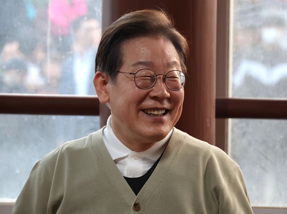 이재명 더불어민주당 대선 후보가 ‘골목골목 경청투어:국토종주편’에 나선 6일 전북 장수군 오옥마을을 찾아 국내 최연소 이장인 정민수 이장을 비롯한 주민 어르신들과 간담회를 하고 있다. 연합뉴스