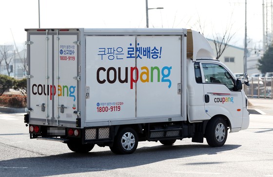 경기도 쿠팡 물류센터 인근에서 쿠팡 배송차량이 이동하고 있다.연합뉴스