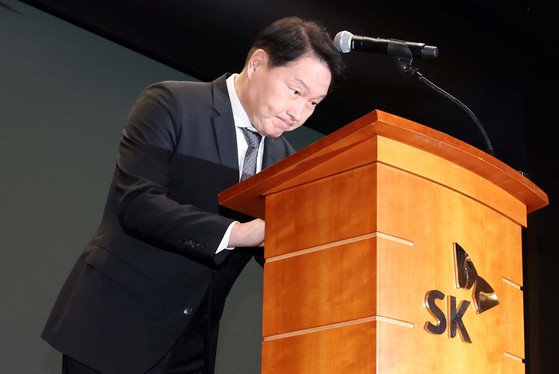 최태원 SK그룹 회장이 7일 서울 중구 SKT타워에서 열린 유심 정보 유출 관련 일일 브리핑에 참석해 SK텔레콤에서 일어난 해킹 피해에 대해 대국민 사과를 하고 있다.사진 공동취재단