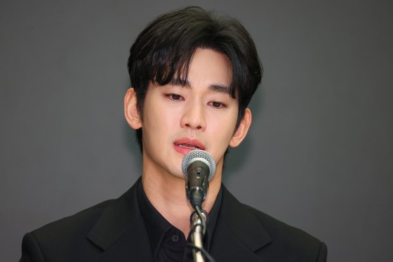 <b>김수현</b> 측 “故 <b>김새론 녹취</b>는 AI <b>조작</b>…완전히 위조된 것”