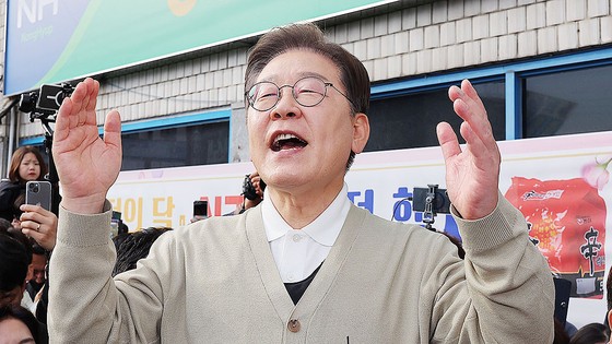 더불어민주당 이재명 대선 후보가 '골목골목 경청투어:국토종주편'에 나선 6일 충남 금산군 금산터미널 일대에서연설을 하고 있다.연합뉴스