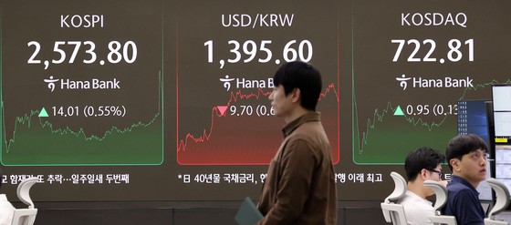 7일 서울 중구 하나은행 본점 딜링룸 전광판.뉴스1