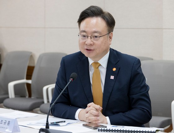 조규홍 보건복지부 장관이 2일 서울 중구 국립중앙의료원에서 연휴기간을 대비해 비상진료체계 상황을 점검하고 있다.연합뉴스