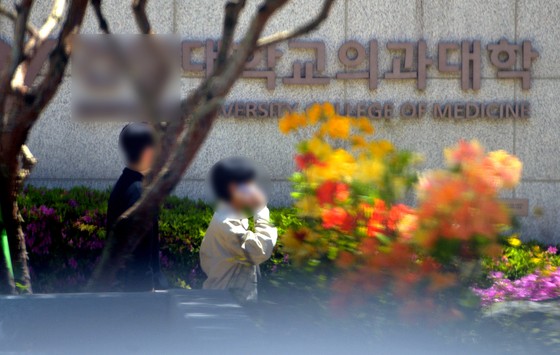 정부와 의대 증원 문제로 장기간 수업을 거부해온 전국 의과대학 학생들의 유급과 제적 처리 최종 확정일인 7일 대전의 한 의과대학 캠퍼스에서 학생들이 이동하고 있다.프리랜서 김성태
