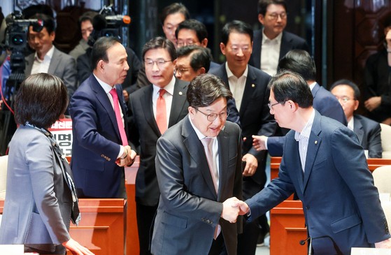 권성동 국민의힘 원내대표가 7일 오후 국회에서열린 의원총회에 참석하고 있다. 김성룡 기자