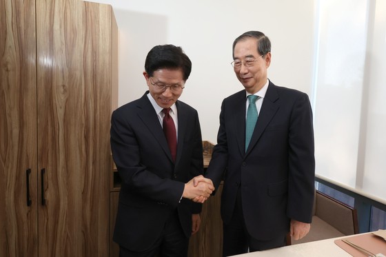 [사진] 들어갈 땐 악수, 나갈 땐 따로 나가