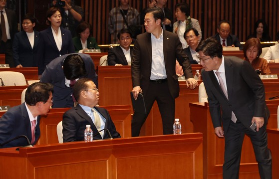 국민의힘 권영세 비상대책위원장(앞줄 왼쪽 둘째)과 권성동 원내대표가 7일 오후 서울 여의도 국회에서 열린 의원총회에서 대화하고 있다. [뉴시스]