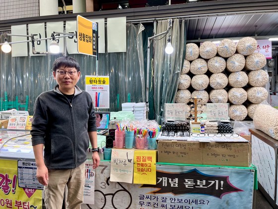대구 중구 서문시장에서 생활잡화점을 운영하는 유창형(58)씨는 ″국민의힘이 쌈박질만 하고 있다″며 ″나는 이재명(더불어민주당 대선 후보)도 싫고 이쪽(국민의힘)도 싫다″고 말했다. 장서윤 기자