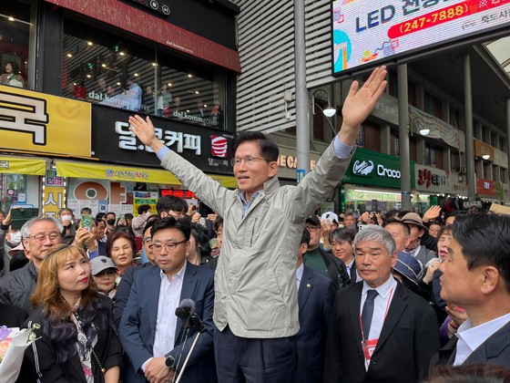 김문수 국민의힘 대선 후보가 6일 오후 경북 포항시 죽도시장을 찾아 시민들과 인사를 나눴다. 김 후보는 이후 경주 방문 일정에서 한덕수 무소속 대선 예비후보와의 단일화 압박에 반발하며 후보 일정 중단을 선언했다. 장