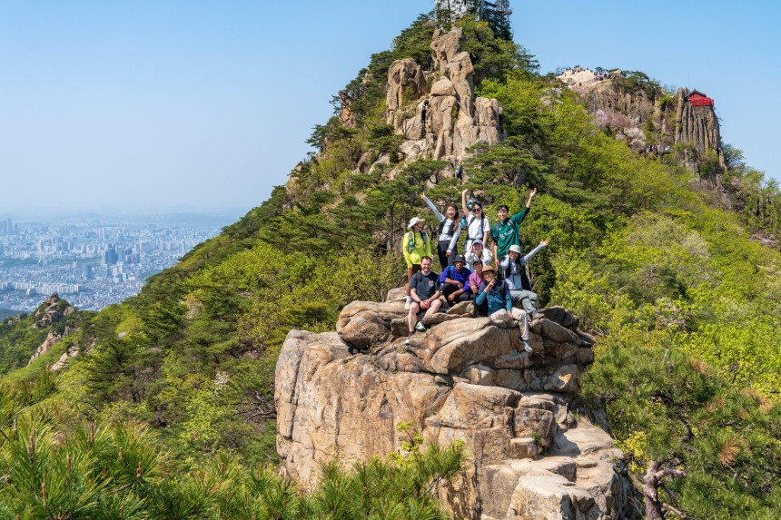 관악산은 외국인 관광객 사이에서 'K등산' 성지로 뜨고 있다.암릉이 많아 험하지만,<a href=