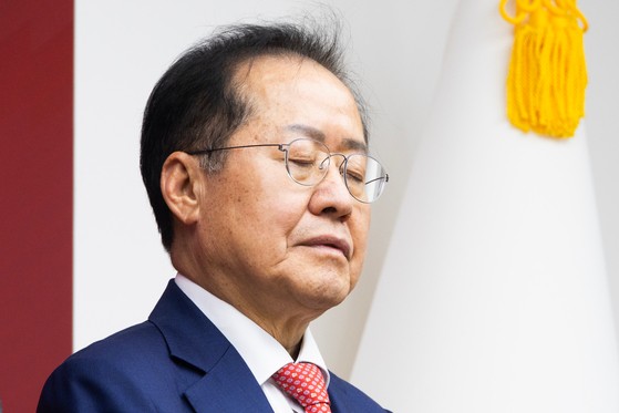 4월 29일 제21대 대통령후보자 국민의힘 3차 경선 진출에서 탈락한 홍준표 후보가 서울 여의도 국민의힘 중앙당사에서 진출자들의 소감을 듣고 있다. 국회사진기자단