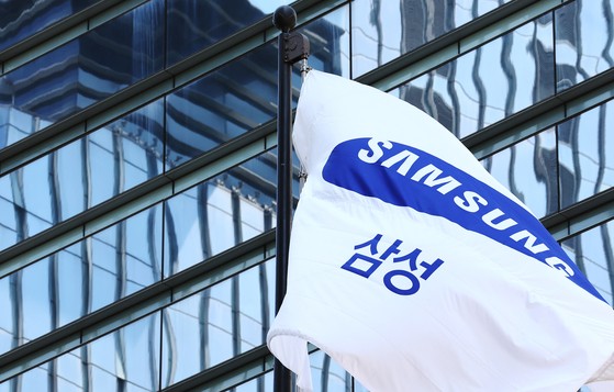 서울 서초구 삼성전자 서초사옥에 삼성 깃발이 바람에 펄럭이고 있다.뉴스1