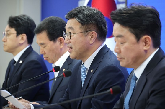 윤호중 더불어민주당 선거대책본부 총괄본부장이 8일 서울 여의도 민주당사에서 열린 총괄본부장단 회의에서 발언하고 있다. 왼쪽부터 천준호 전략본부장, 신정훈 조직본부장, 윤 총괄본부장, 강훈식 종합상황실장. 연합뉴스