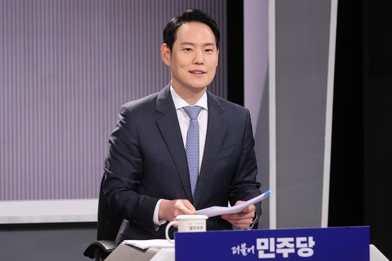 김한규 더불어민주당 의원이 지난 2일 서울 여의도 KBS에서 열린 중앙선거방송토론위원회 제21대 대통령선거 정책토론회에서 발언하고 있다. 연합뉴스