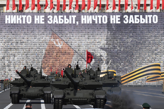 러시아의 T-90M 전차가 지난 3일(현지시간) 전승절 기념 리허설을 위해 드보르초바야 광장을 가로지르고 있다.AFP=연합뉴스