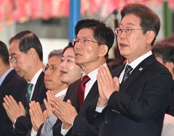 5일 서울 종로구 조계사에서 열린 불기 2569년 부처님오신날 봉축법요식에 대선 후보들이 참석해 합장하고 있다.    오른쪽부터 더불어민주당 이재명 대선 후보, 국민의힘 김문수 대선 후보, 진보당 김재연 대선 후보,