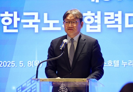 권기섭 경사노위 위원장이 8일 오전 서울 종로구 포시즌스호텔에서 열린 제37회 한국노사협력대상 시상식에서 축사를 하고 있다.뉴시스