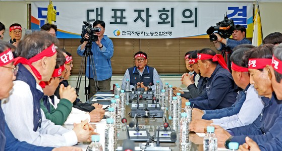 서종수 전국자동차노동조합연맹 위원장이 8일 서울 서초구 전국자동차노동조합연맹에서 서울 등 22개 지역 버스 노조 위원장들과 대표자 회의를 하고 있다.[뉴스1]