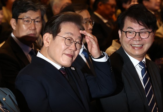 [속보] <b>이재명</b> "국힘 <b>탈당</b> <b>김상욱</b> 귀하다…조만간 보면 좋을 듯"