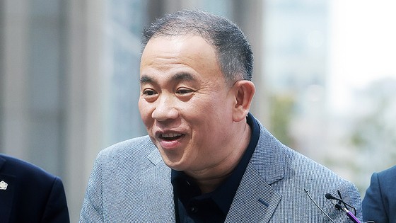 윤석열 전 대통령 부부 공천 개입 의혹의 핵심 인물인 명태균 씨가 지난달 30일 오전 검찰 조사를 받기 위해 서울 서초구 서울고검 청사로 출석하며 취재진의 질문에 미소를 지으며 답하고 있다.뉴스1