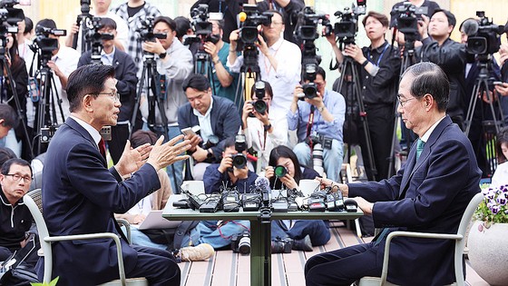  국민의힘 김문수 대선후보와 무소속 한덕수 대선 예비후보가 8일 서울 국회 사랑재에 위치한 커피숍에서 후보 단일화 관련 회동을 하고 있다. 연합뉴스