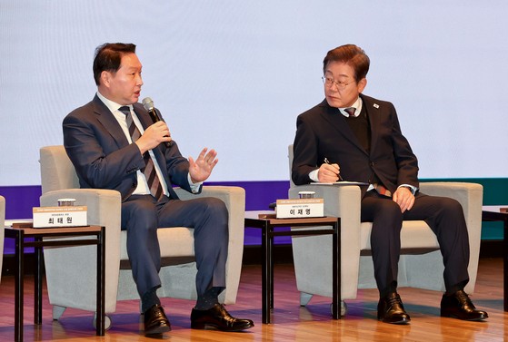 최태원 대한상공회의소 회장이 8일 서울 중구 대한상공회의소에서 열린 민주당 이재명 대선 후보 초청 경제5단체 간담회에서 정책 제언을 하고 있다.국회사진기자단