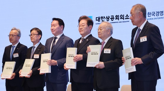 더불어민주당 이재명 대선 후보가 8일 서울 중구 대한상공회의소에서 열린 경제5단체장과 간담회에 참석해 정책제언집을 들고 함께 기념사진을 찍고 있다.왼쪽부터 최진식 한국중견기업연합회 회장,윤진식 한국무역협회 회
