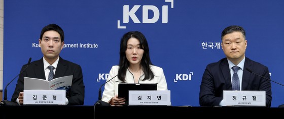 8일 KDI의 김준형(왼쪽) 동향총괄,김지연(가운데) 전망총괄,정규철(오른쪽) 경제전망실장이 정부세종청사에서‘잠재성장률 전망과 정책적 시사점’자료를 발표하고 있다.뉴스1