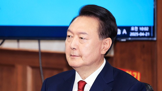 윤석열 전 대통령이 지난달 21일 서울 서초구 서울중앙지법에서 열린 내란 우두머리 혐의 형사재판 2차 공판에 출석해 있다.연합뉴스