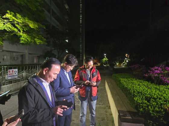 국민의힘 권성동 원내대표(가운데)와 김기현(오른쪽)·박덕흠 의원이 6일 밤 단일화 설득을 위해 김문수 대선후보의 서울 봉천동 자택을 찾아 대기하던 도중 김 후보가 발표한‘7일 한덕수 후보와 단독 회동’입장문을 읽