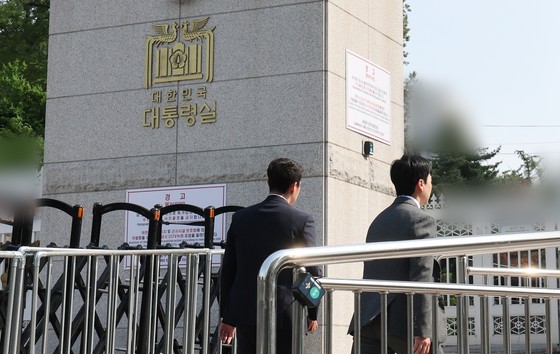 해병대원 순직사건 수사외압 의혹을 수사 중인 고위공직자범죄수사처(공수처) 수사관들이 대통령비서실과 국가안보실에 대한 압수수색을 시도하기 위해 지난 7일 서울 용산구 대통령실 민원실 출입구로 들어서고 있다.뉴스1