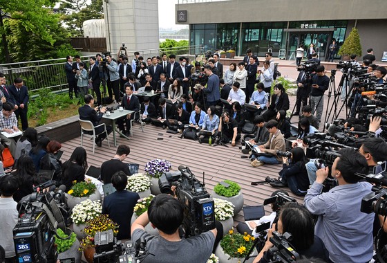 김문수 국민의힘 대통령 후보와 한덕수 무소속 대선 예비후보가 8일 오후 서울 여의도 국회 강변서재에서 후보 단일화 관련 회동을 하고 있다. 임현동 기자
