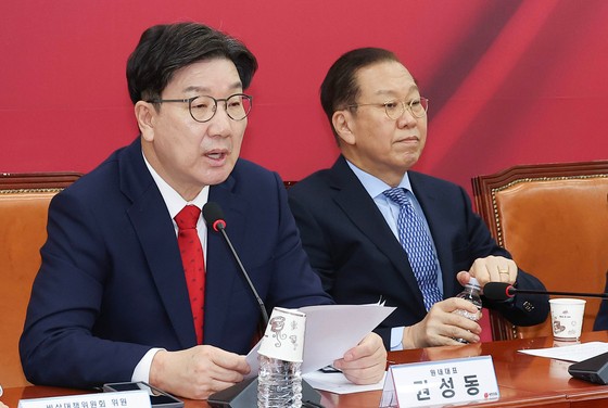 권성동 국민의힘 원내대표가 8일 오전 국회에서 열린 비상대책회의에서 발언하고 있다. 오른쪽은 권영세 비대위원장. 임현동 기자