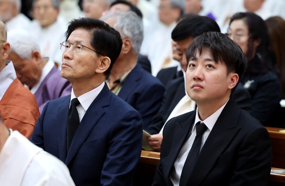 국민의힘 김문수 대선후보 이준석 개혁신당 대선 후보가 지난달 14일 경북 안동시 목성동주교좌성당에서 엄수된 두봉 레나도(프랑스명 르네 뒤퐁) 주교 장례미사 자리에 착석하고 있다. 뉴시스