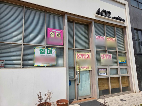 지난달 10일 경기도 평택시 고덕동 한 점포에‘임대 문의’안내문이 붙어 있다.이가람 기자