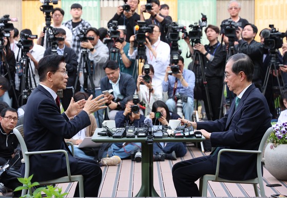 김문수 국민의힘 대통령 후보와 한덕수 무소속 대선 후보가 8일 서울 여의도 국회 강변서재 야외에서 단일화 관련 회동을 하고 있다. 뉴스1