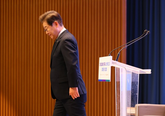 이재명 더불어민주당 대선후보가 8일 오전 서울 중구 대한상공회의소에서 열린 대선후보 초청 경제5단체장 간담회에서 발언을 마치고 이동하고 있다.국회사진기자단