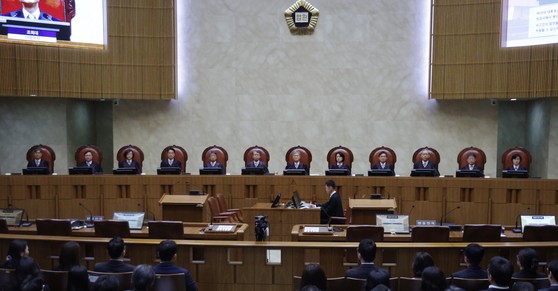 조희대 대법원장을 비롯한 대법관들이 지난 1일 오후 더불어민주당 이재명 대선 후보의 공직선거법 사건 전원합의체 선고를 위해 서울 서초구 대법원 대법정에 입장해 자리에 앉아 있다.사진공동취재단