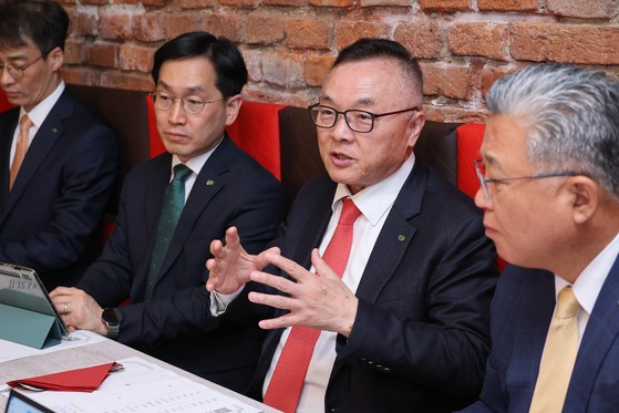 황주호(오른쪽 둘째) 한국수력원자력 사장이 8일(현지시간) 체코 프라하에서 기자간담회를 열고 발언하고 있다.사진 한국수력원자력
