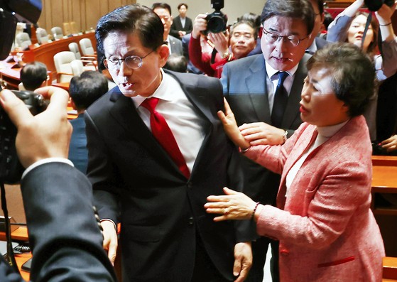 김문수 국민의힘 대통령 후보가 9일 서울 여의도 국회에서 열린 의원총회에서 ″무소속을 당 후보 만들려 불법부당 수단 동원, 중단하라″며 입장을 밝힌 뒤 의총장을 떠나자 의원들이 김 후보의 퇴장을 말리고 있다. 뉴스1