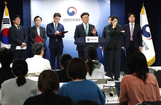 유상임 과학기술정보통신부 장관이 9일 서울 종로구 정부서울청사에서 과기정통부 월례 브리핑을 하고 있다.뉴스1