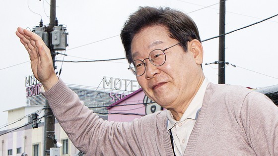  3차 경청투어에 나선 이재명 더불어민주당 대통령 후보가 9일 오후 경북 칠곡군의 한 거리를 찾아 차량에서 하차하며 인사하고 있다.뉴스1